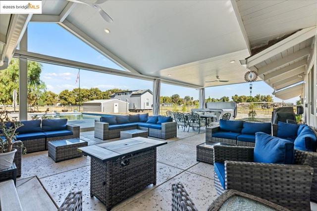 3164 Bixler Rd, Brentwood CA: https://media.crmls.org/mediaz/b28fac99-c7d9-41c6-8413-2efc0341fcba.jpg