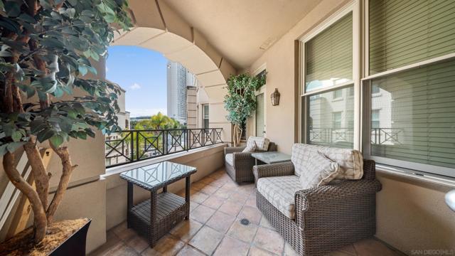 655 india St, San Diego CA: https://media.crmls.org/mediaz/b2906780-28ca-465a-b7a7-cacf1af5eed0.jpg