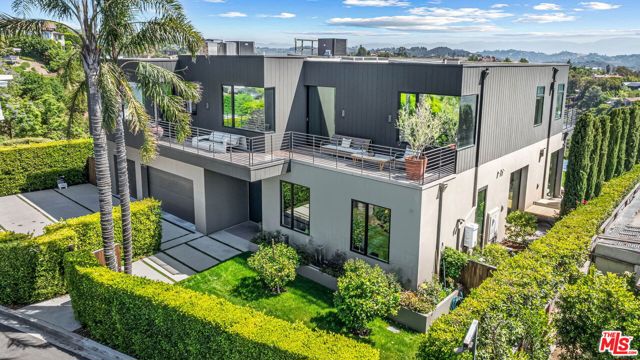 1030 Somera Road, Los Angeles CA: https://media.crmls.org/mediaz/b290d8db-1b2b-45bb-86a1-cb907bce717b.jpg