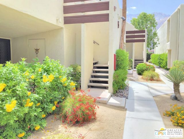 1655 E Palm Canyon Drive, Palm Springs CA: https://media.crmls.org/mediaz/b291a627-c7a9-4fb4-83d9-4551cc22d168.jpg
