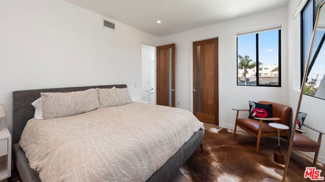 11900 Washington Place, Los Angeles CA: https://media.crmls.org/mediaz/b291f255-2d08-4da0-acb0-a42098cc05aa.jpg