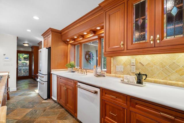 23447 Skyview Terrace, Los Gatos CA: https://media.crmls.org/mediaz/b292ae8a-fe5d-411a-a4b4-0f5d45b84233.jpg