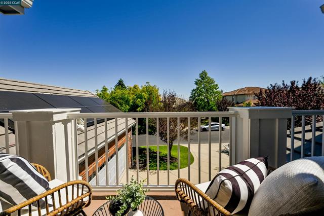 3388 Ashbourne Cir, San Ramon CA: https://media.crmls.org/mediaz/b2930055-372b-4c44-a2b4-3539fe58e78c.jpg