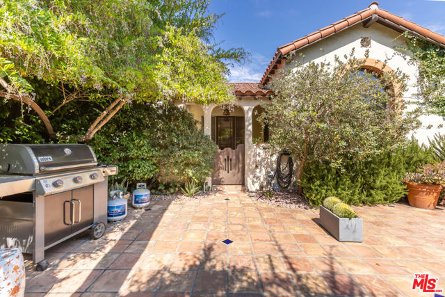 724 N Spaulding Avenue, Los Angeles CA: https://media.crmls.org/mediaz/b293dfee-5815-40f5-831f-7e60effa8522.jpg