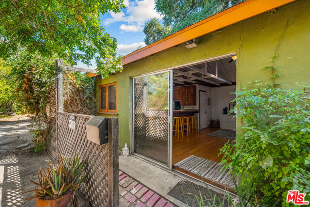 20158 Observation Drive, Topanga CA: https://media.crmls.org/mediaz/b2957055-abd8-489c-a6b3-fe444b95e1f2.jpg