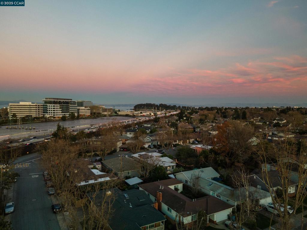 https://media.crmls.org/mediaz/b295c2fd-e71f-4e4e-8fa3-e83c39697012.jpg?preset=X-Large
