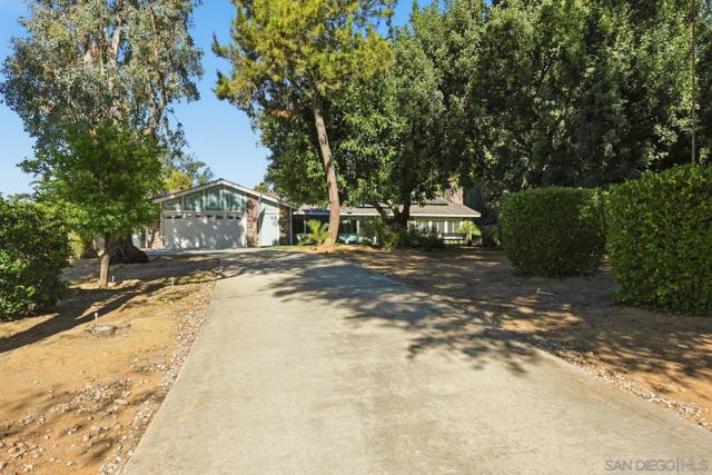 16120 Poderio Ct., Ramona CA: https://media.crmls.org/mediaz/b2965628-e269-4cbe-9a45-fdabaf93fea6.jpg