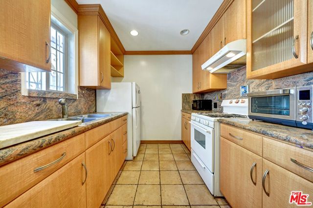 844 N Poinsettia Place, Los Angeles CA: https://media.crmls.org/mediaz/b2965ec8-937f-4082-ba41-81fd811384f5.jpg