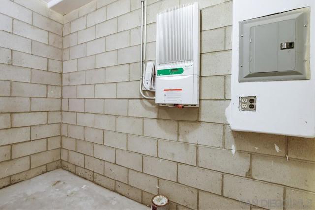 131 Scenic Dr, El Cajon CA: https://media.crmls.org/mediaz/b29674a0-6dbe-4eec-8b35-3b6c13bdc9c2.jpg