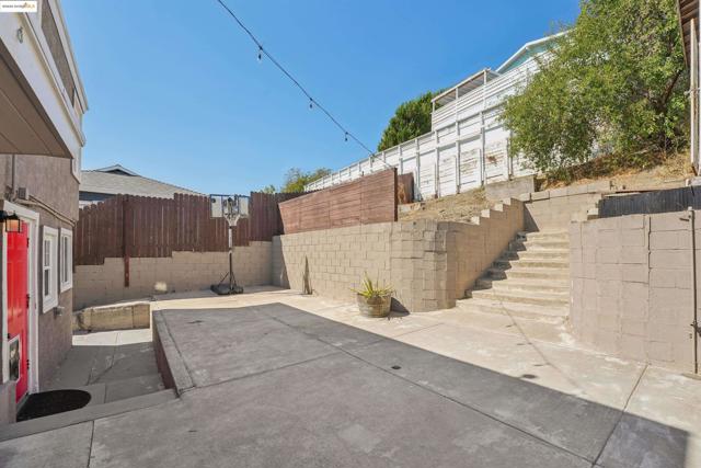 17324 Ehle St, Castro Valley CA: https://media.crmls.org/mediaz/b296946c-90e5-4b29-a574-fca935f34f2d.jpg