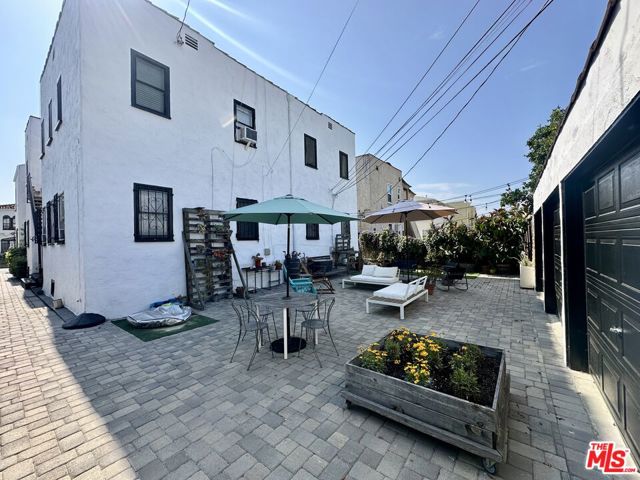 337 N Spaulding Avenue, Los Angeles CA: https://media.crmls.org/mediaz/b296e58b-034f-44c3-8328-35be712e181f.jpg