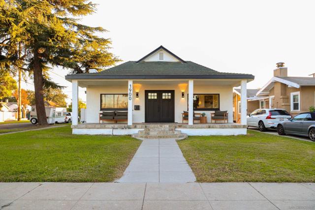 1900 W 41St St, Los Angeles CA: https://media.crmls.org/mediaz/b2977080-6bd4-4bcf-9b55-ad3c97455af3.jpg