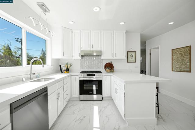 2718 Carmel St, Oakland CA: https://media.crmls.org/mediaz/b2985f86-ee5e-4ec8-9748-491d51e79016.jpg