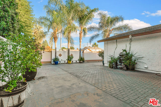 8333 Topeka Drive, Northridge CA: https://media.crmls.org/mediaz/b298d872-c783-4d4a-90ef-cc1472d9bfa8.jpg
