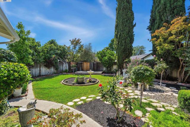 7299 Elba Ct, Dublin CA: https://media.crmls.org/mediaz/b298feac-656f-4c25-bda8-39eff7518854.jpg