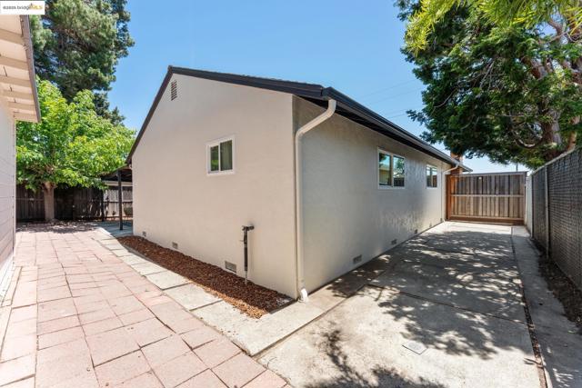 3129 Deseret Dr, Richmond CA: https://media.crmls.org/mediaz/b29aadbf-8950-4a20-876d-437a04aceb72.jpg