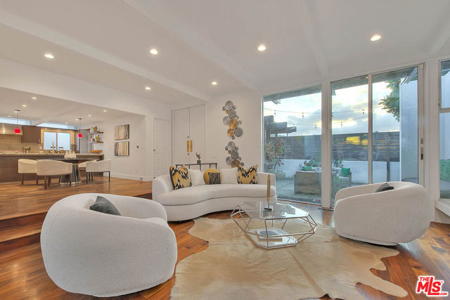 3804 Duray Place, Los Angeles CA: https://media.crmls.org/mediaz/b29b6413-74e4-40ee-b243-fced51dd36e1.jpg