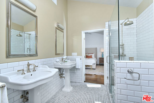 4177 KESTER Avenue, Sherman Oaks CA: https://media.crmls.org/mediaz/b29bad9f-9f6d-4130-93af-291996fc6a15.jpg