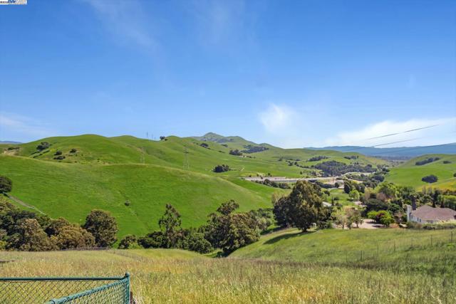 41794 Vargas Rd, Fremont CA: https://media.crmls.org/mediaz/b29c1a56-9a3c-4b00-9dec-73bd159b12c0.jpg