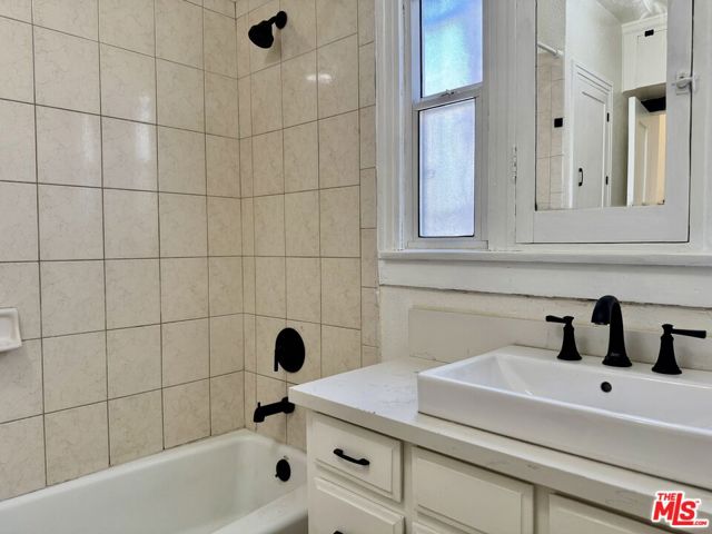 2927 S West View Street, Los Angeles CA: https://media.crmls.org/mediaz/b29e847c-4e62-45ff-b322-17903f6b0170.jpg