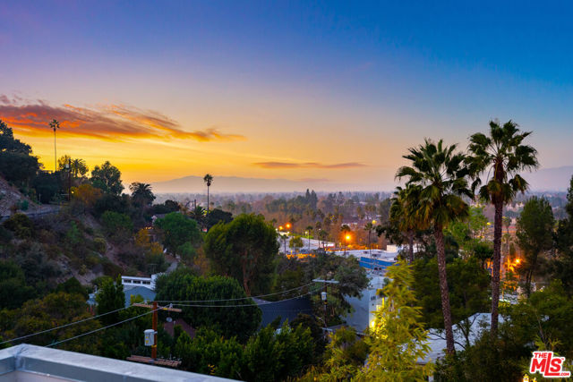 4148 Sunswept Drive, Studio City CA: https://media.crmls.org/mediaz/b29ee82a-d9dd-42f1-8981-ccfbe9c4fccd.jpg