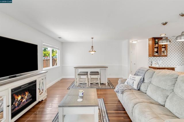 1349 Montana Dr, Concord CA: https://media.crmls.org/mediaz/b29ef445-9a12-4cb7-90a0-009feb928e9a.jpg