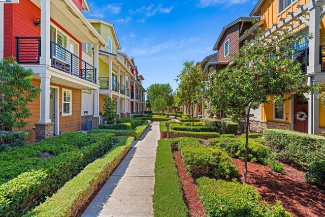 389 Basswood Cmn, Livermore CA: https://media.crmls.org/mediaz/b29fe6da-099f-44de-a068-ce34154d0980.jpg