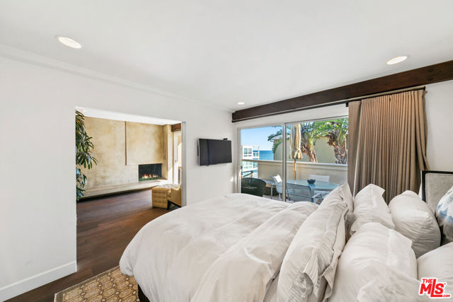 22626 Pacific Coast Highway, Malibu CA: https://media.crmls.org/mediaz/b2a13940-4529-4857-9eed-6f98634aabca.jpg