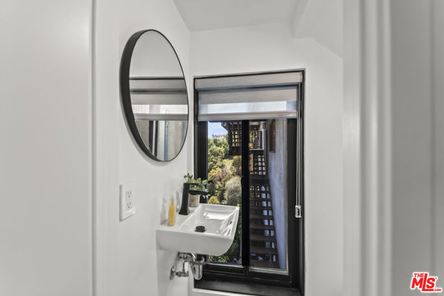 8960 Crescent Drive, Los Angeles CA: https://media.crmls.org/mediaz/b2a19bc5-11f8-4435-9f5c-b4abcc321221.jpg
