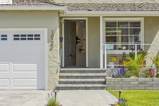 1026 Court St, Alameda CA: https://media.crmls.org/mediaz/b2a4391e-34fc-4d38-848e-ebd5786c6e5b.jpg