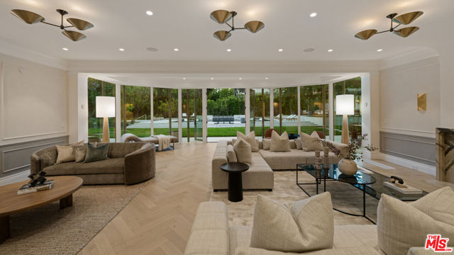 901 N Whittier Drive, Beverly Hills CA: https://media.crmls.org/mediaz/b2a4751a-49e4-4e63-a909-b3d42bc5a1a8.jpg