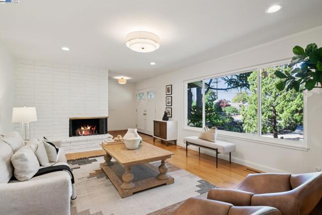 1515 Grove Way, Concord CA: https://media.crmls.org/mediaz/b2a5c2b8-d28e-43b5-8f79-22baa1b584f2.jpg