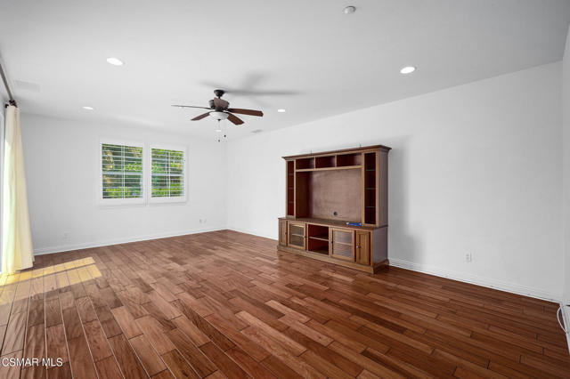 2079 Legacy Drive, Simi Valley CA: https://media.crmls.org/mediaz/b2a61063-98a0-4eaa-9d6e-70e93613b1f0.jpg