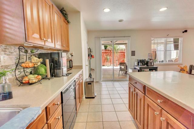 2385 N Mountainside Drive, Los Banos CA: https://media.crmls.org/mediaz/b2a67bdf-e1be-43e4-96fd-d68a128981f9.jpg