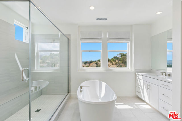 21316 Poema Place, Chatsworth CA: https://media.crmls.org/mediaz/b2a75fc5-d9fa-4736-85da-c729caf31839.jpg