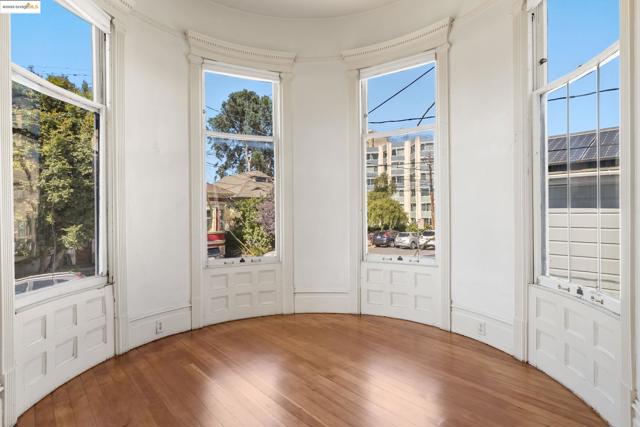 102 Hamilton Pl, Oakland CA: https://media.crmls.org/mediaz/b2a7b7c7-f1ec-467b-91d4-da8297cfac05.jpg