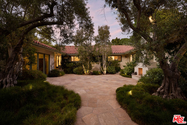 1296 Capri Drive, Pacific Palisades CA: https://media.crmls.org/mediaz/b2a8da95-d5bb-487d-8de3-19ebaa098797.jpg