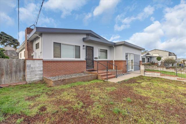 1140 Palm Avenue, Seaside CA: https://media.crmls.org/mediaz/b2a92709-b8d6-4570-8fa0-c4632287edd9.jpg