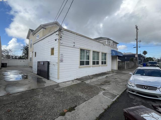 1011 E 11Th St, Oakland CA: https://media.crmls.org/mediaz/b2a9e4ac-8d9b-49b0-8b56-b5be240afbea.jpg