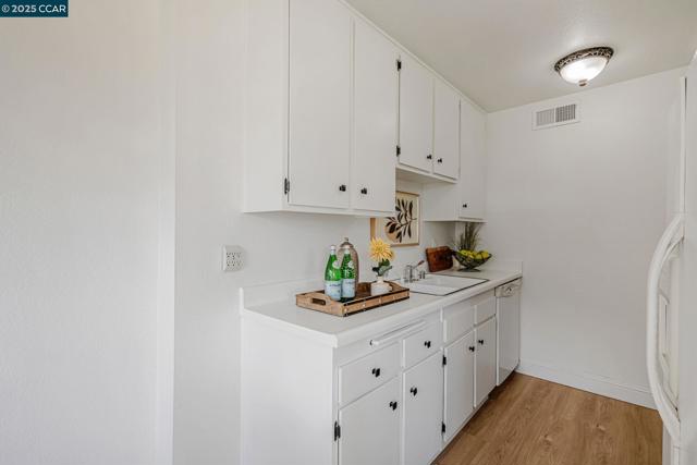 1335 Kenwal Rd, Concord CA: https://media.crmls.org/mediaz/b2aa0591-8797-4416-91b6-f8b2c7d4c081.jpg