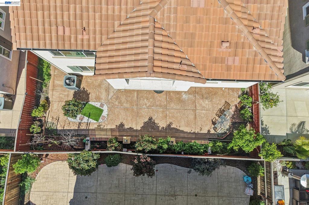https://media.crmls.org/mediaz/b2aa7375-85a0-4570-8ed1-0a639f03ca7b.jpg?preset=X-Large