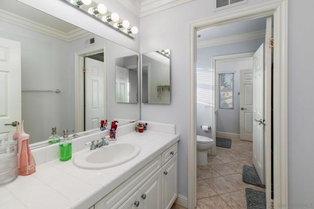 5255 Greenwillow Ln, San Diego CA: https://media.crmls.org/mediaz/b2aabaf2-0e26-411b-81e0-9dafd29f367c.jpg