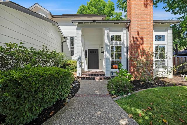519 Ellesmere Dr, Walnut Creek CA: https://media.crmls.org/mediaz/b2aabb61-9ceb-4418-bcc3-59824d1dfef9.jpg