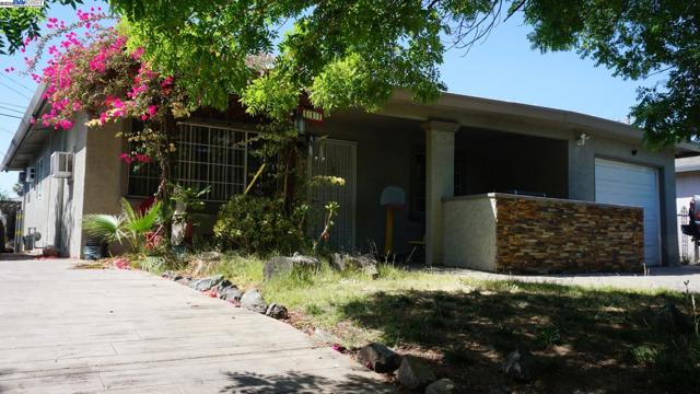 414 W 4Th St, Stockton CA: https://media.crmls.org/mediaz/b2ab6005-f934-4666-a184-2c0c7f6677d8.jpg