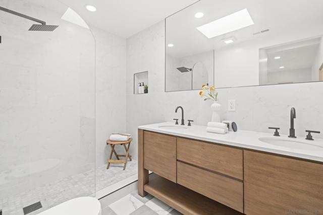 375 E Avenue, Coronado CA: https://media.crmls.org/mediaz/b2ab62c8-7389-4b83-9b15-a7c97dc32233.jpg