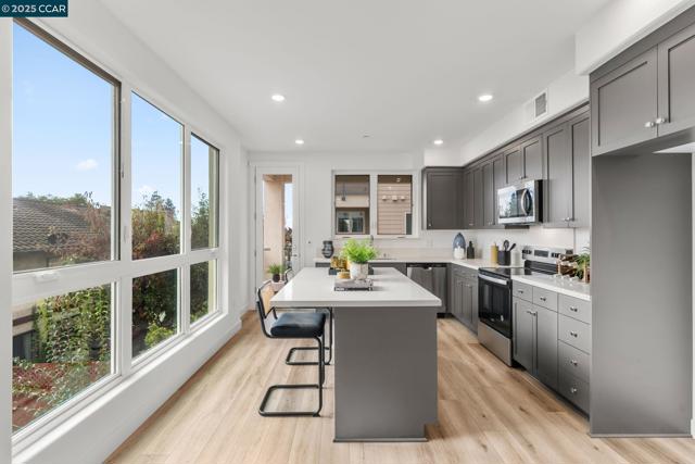 27276 Cosmo Ct, Hayward CA: https://media.crmls.org/mediaz/b2ab74cc-3c04-43dc-b9e3-801f211bd36f.jpg