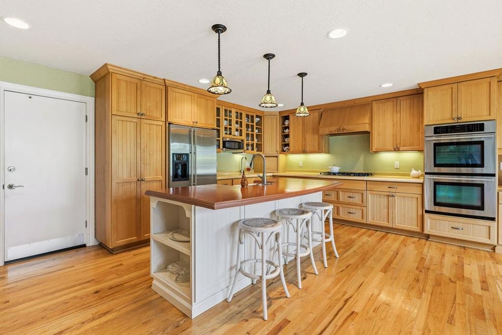 https://media.crmls.org/mediaz/b2ac6db5-dfb5-4f13-8525-baf5e4baf6d1.jpg?preset=X-Large