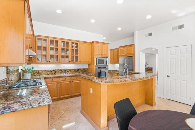 5032 Manor Ridge Ln, San Diego CA: https://media.crmls.org/mediaz/b2acabea-b4ed-4a8c-b67b-fc4bc6a22070.jpg