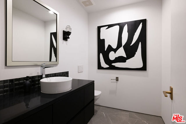 633 N Crescent Heights Boulevard, Los Angeles CA: https://media.crmls.org/mediaz/b2adba6f-f4fa-4824-8450-78656af1b8fb.jpg