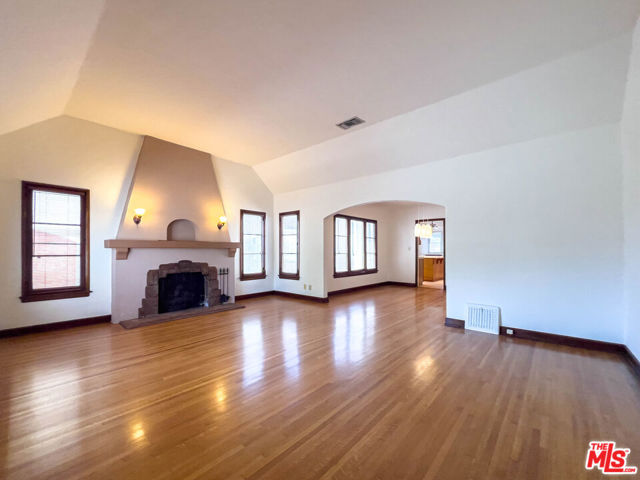 1119 Geneva Street, Glendale CA: https://media.crmls.org/mediaz/b2adda9a-0ce7-44c3-8886-c07799908f55.jpg